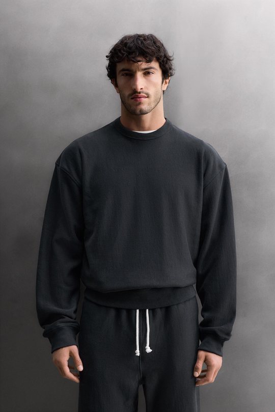 Look: black sweatshirt and joggers