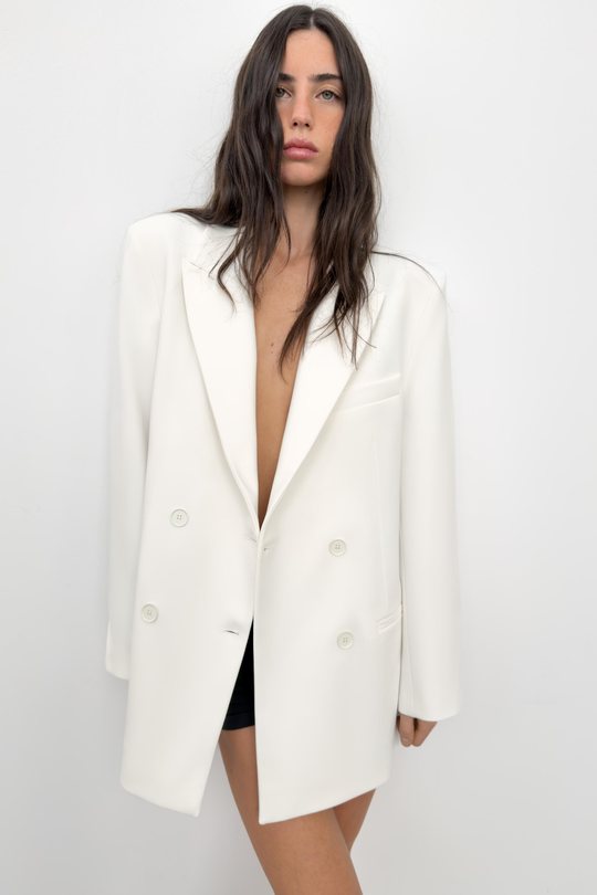 Look: white oversized blazer