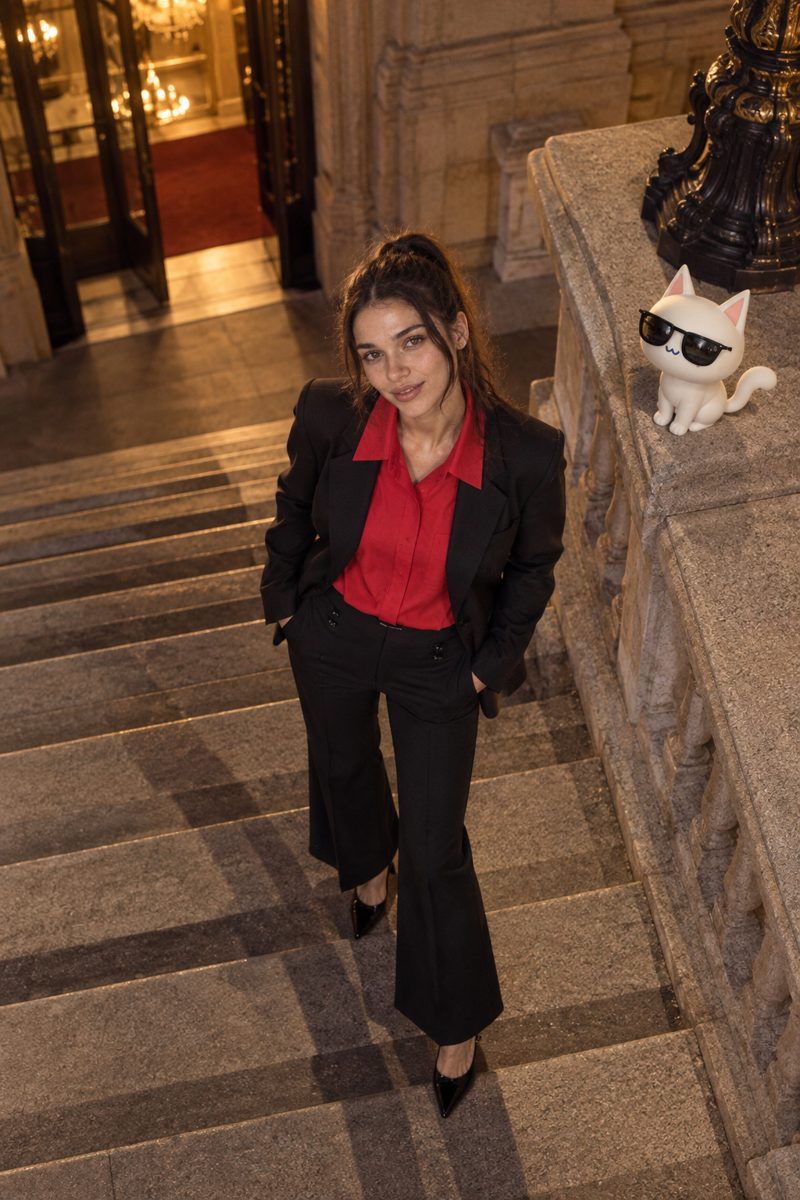 Blazer, shirt, flared trousers and heels, worn by Kate